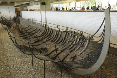 Una longboat conservata e ricostruita da Viking
